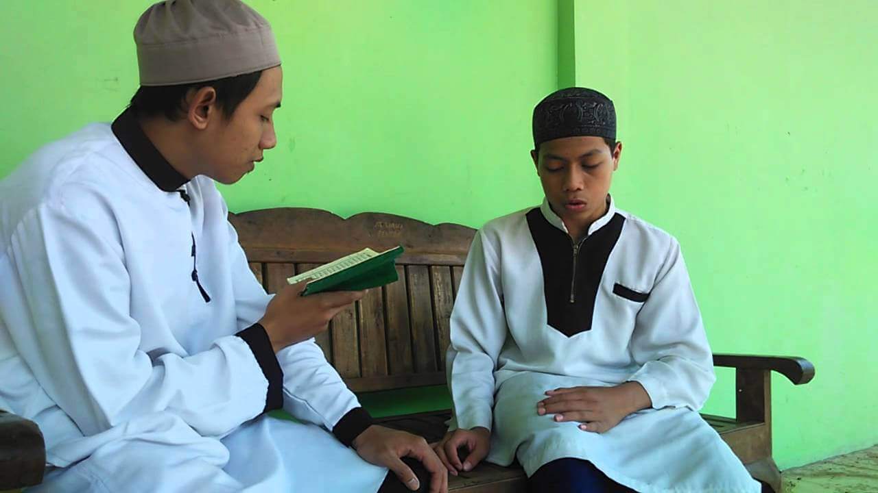 tips dan cara cepat menghafal al quran - Menyetorkan Hafalan Kepada Qori