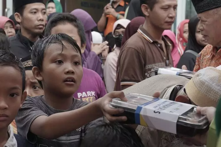 Menyantuni Kaum Dhuafa