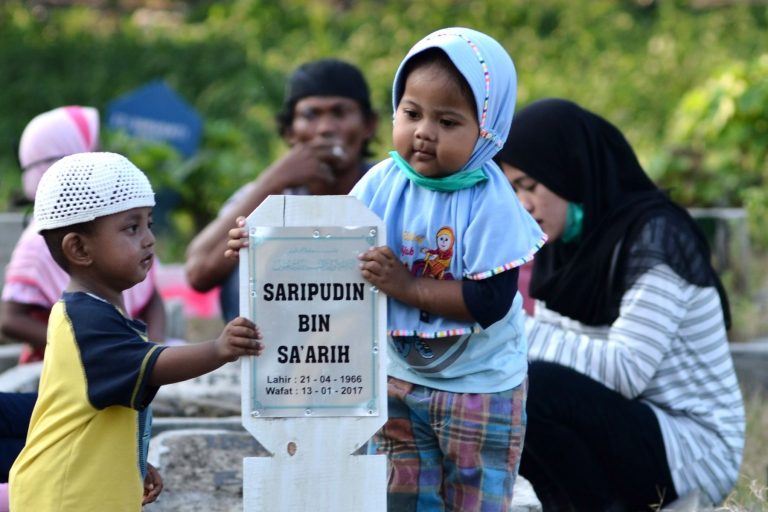 Merawat Anak Yatim