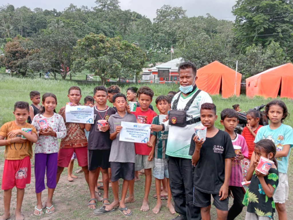 bantuan untuk pengungsi gunung Lewotobi