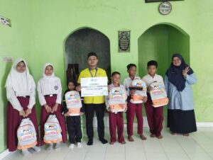 Berbagi Perlengkapan Sekolah