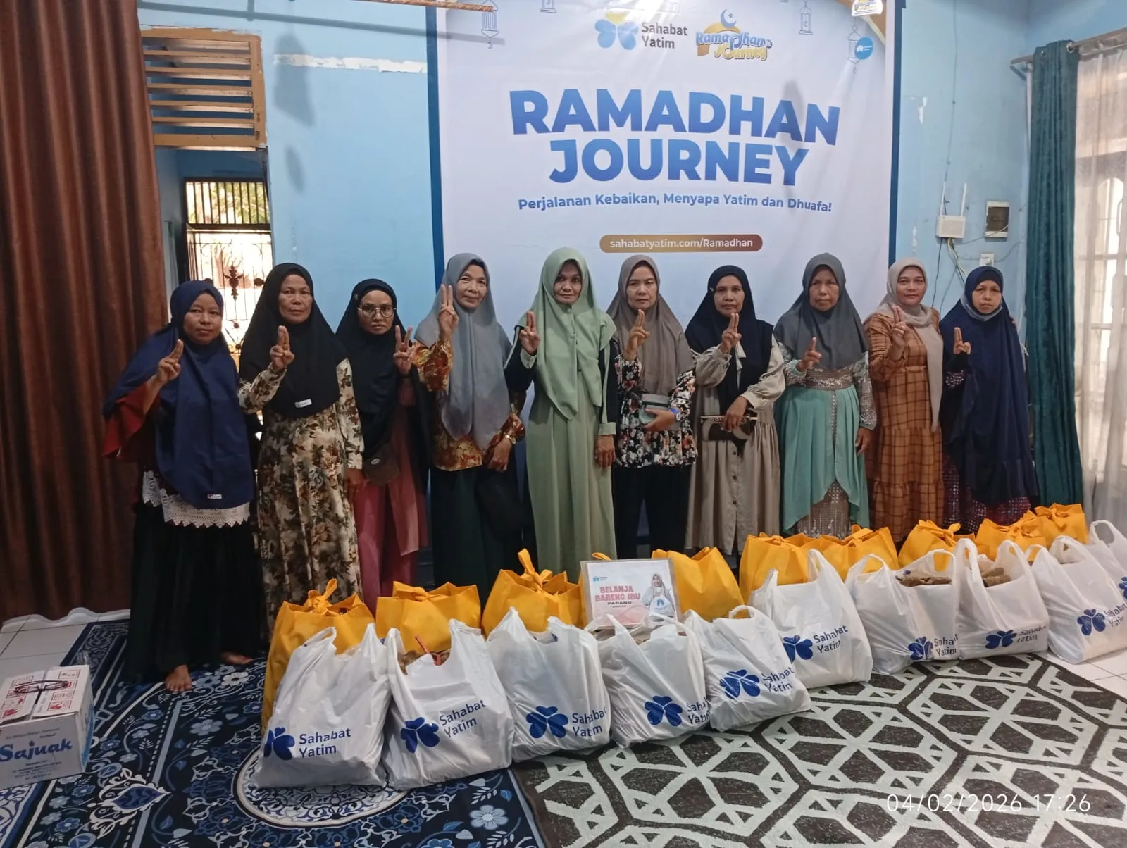 Penyaluran program Santunan Bunda Yatim berupa bantuan sembako di Kurao Pagang, Padang.