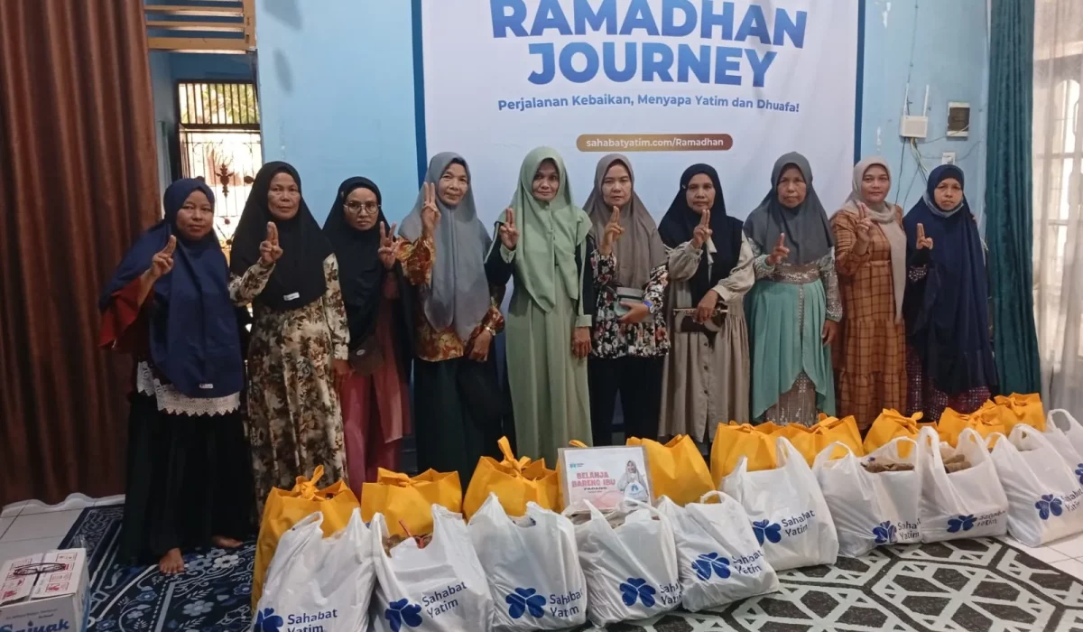 Penyaluran program Santunan Bunda Yatim berupa bantuan sembako di Kurao Pagang, Padang.