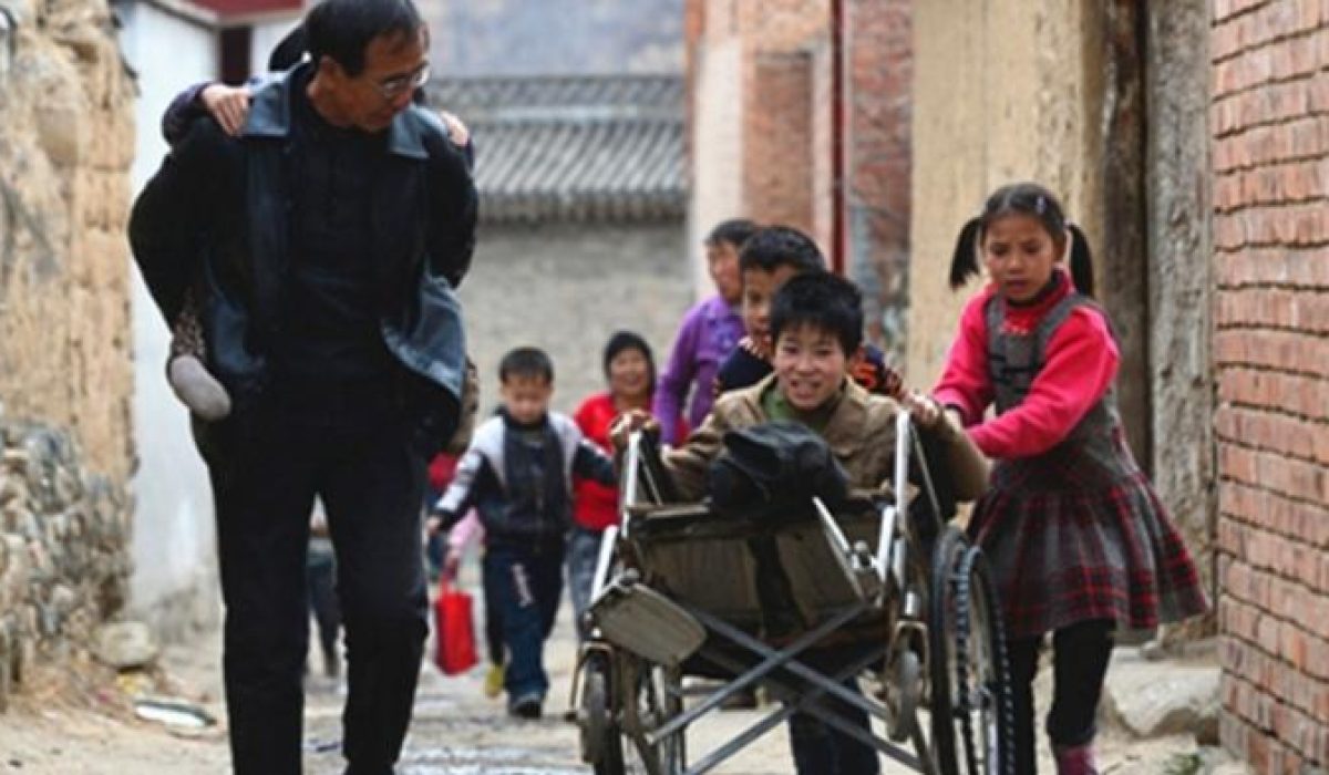 anak-anak-terlantar-yan-diadopsi-pasangan-suami-istri-di-china_